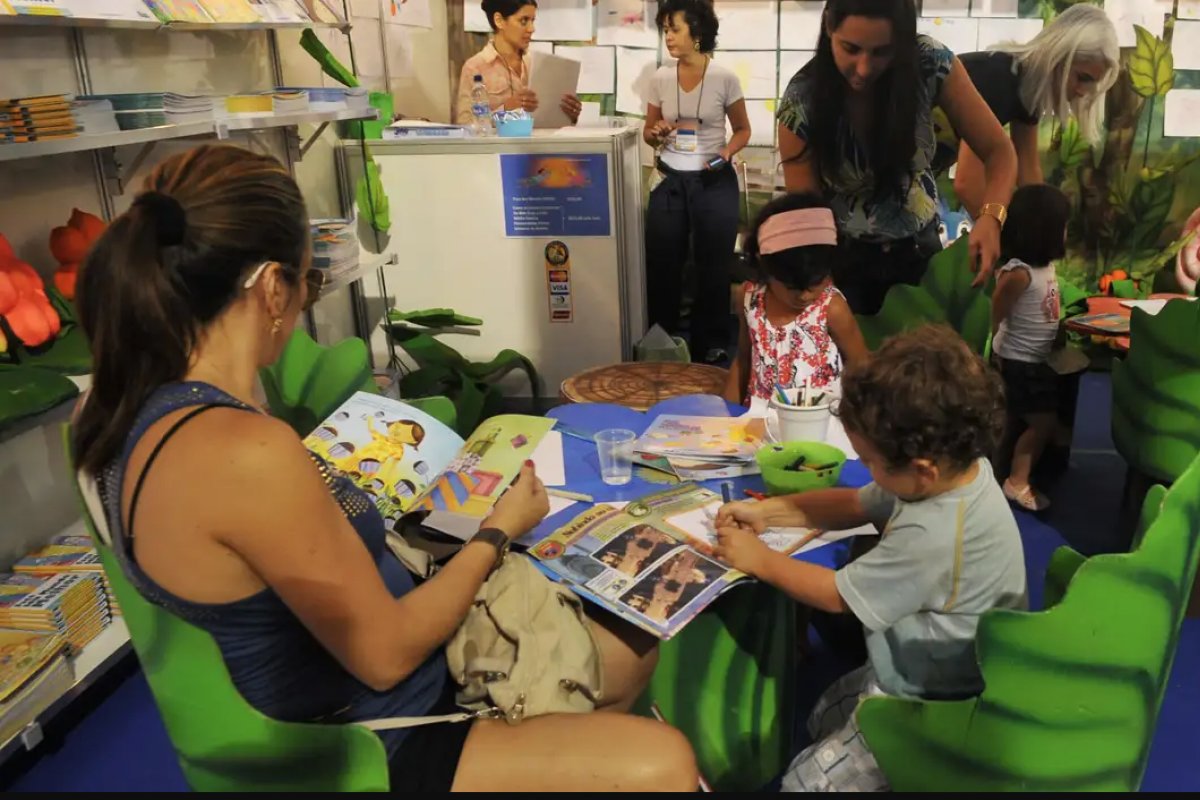 Estudo revela que 53% das famílias raramente leem para criança
