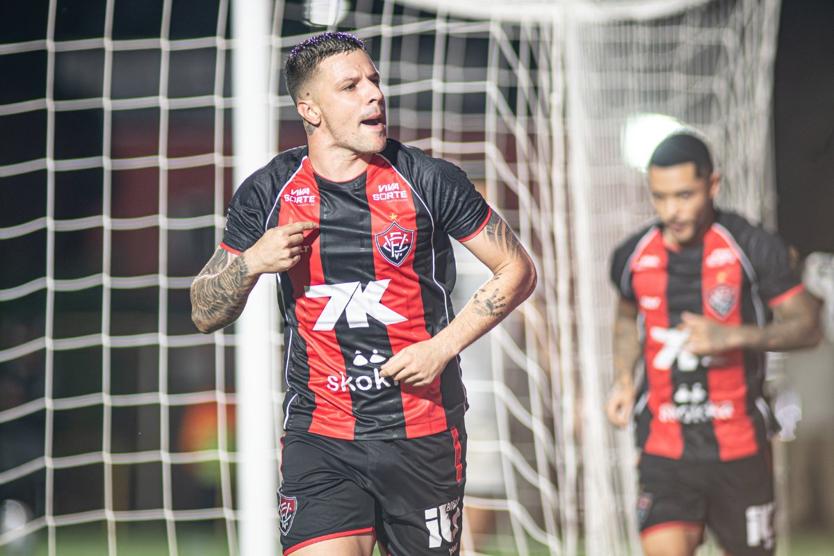 Kayzer volta após lesão, marca gol decisivo e aumenta disputa no ataque do Vitória