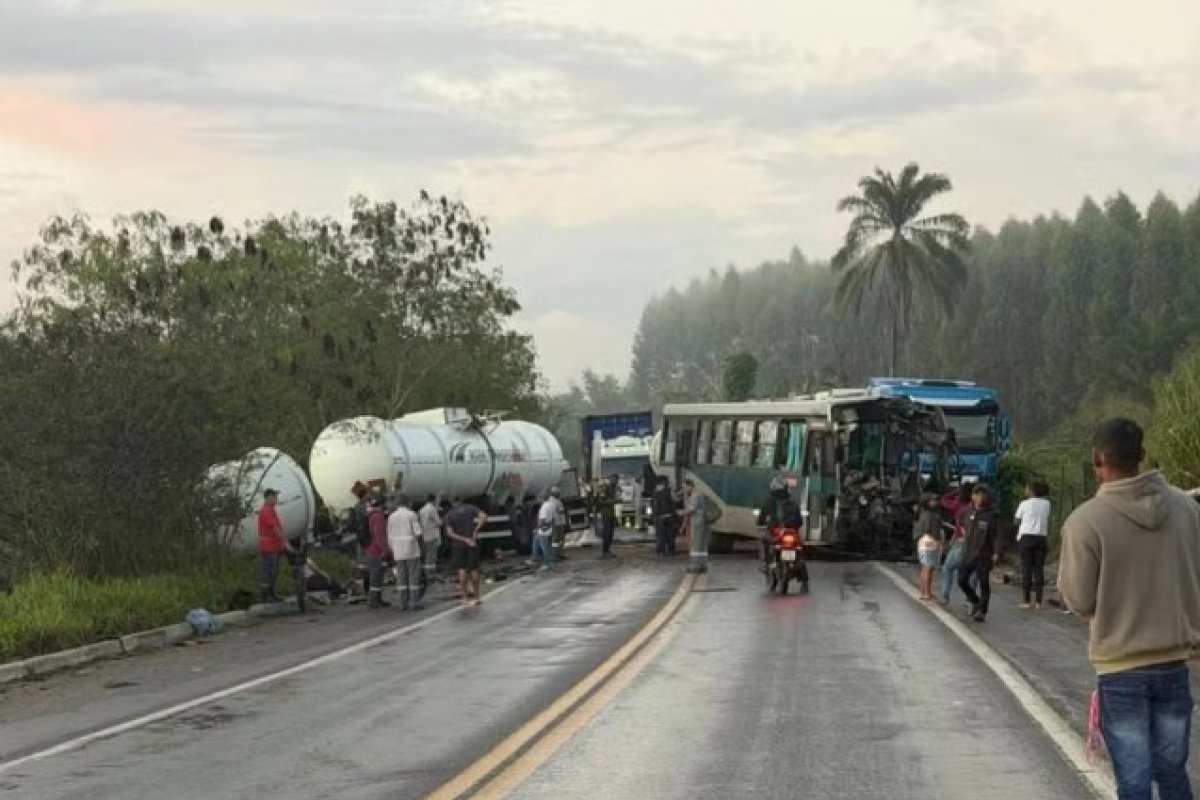 Motorista morre após se envolver em acidente com ônibus que transportava trabalhadores de café