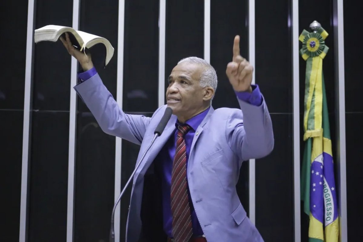 Pastor Isidório protocola PL que garante acesso exclusivo de banheiros femininos a mulheres do sexo biológico