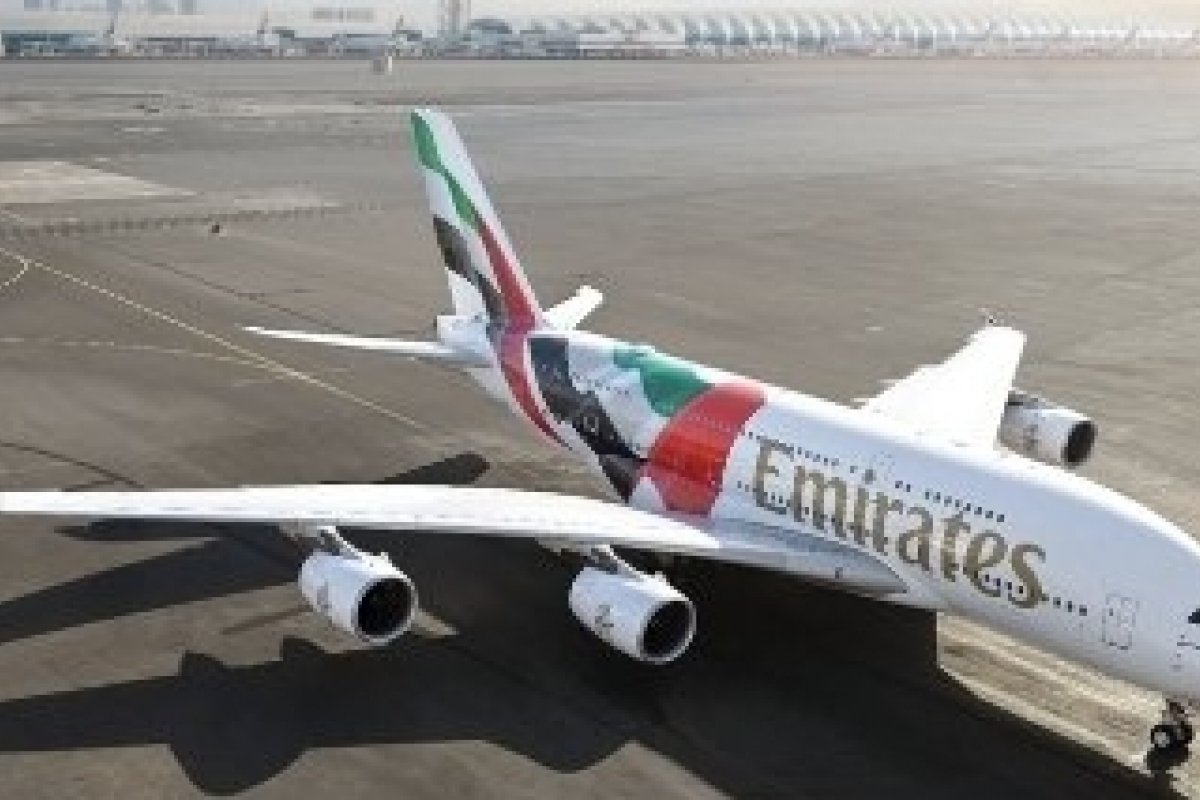 Emirates estreia pintura especial com bandeira dos Emirados Árabes Unidos no A380! 
