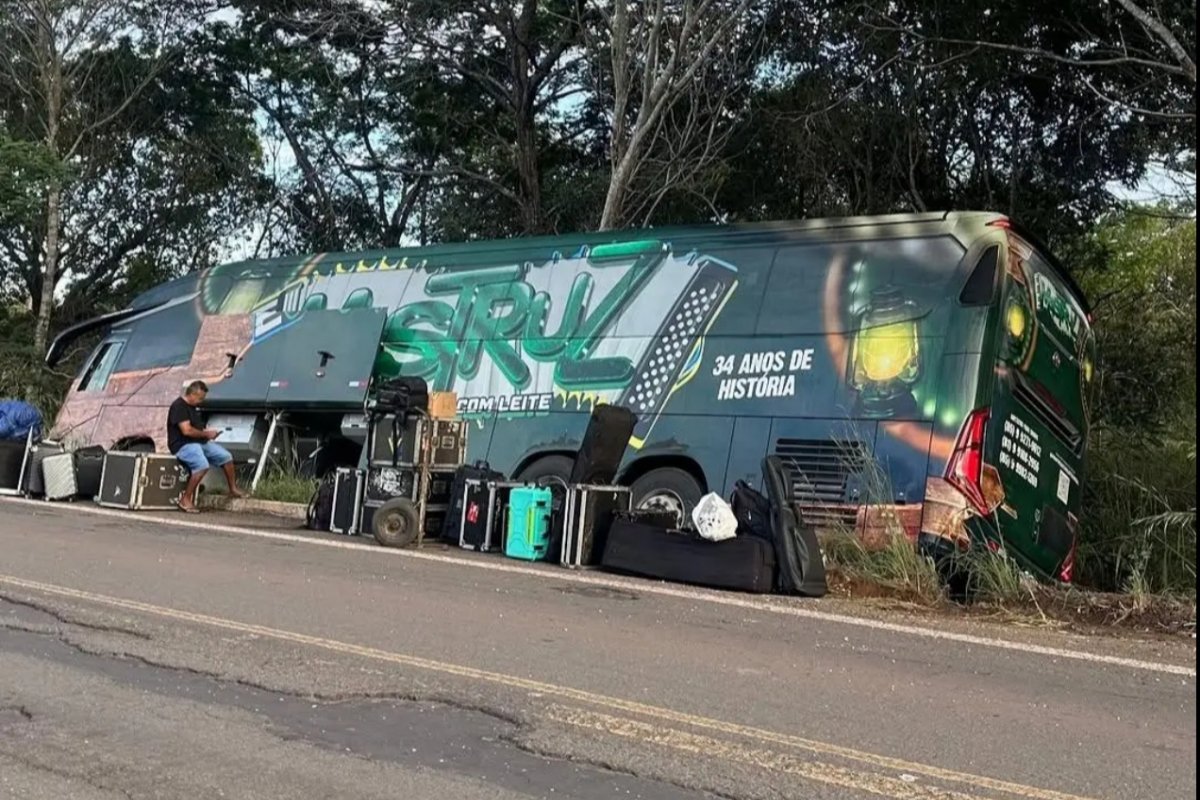 Ônibus da banda Mastruz com Leite bate em árvore e tomba na BR-226