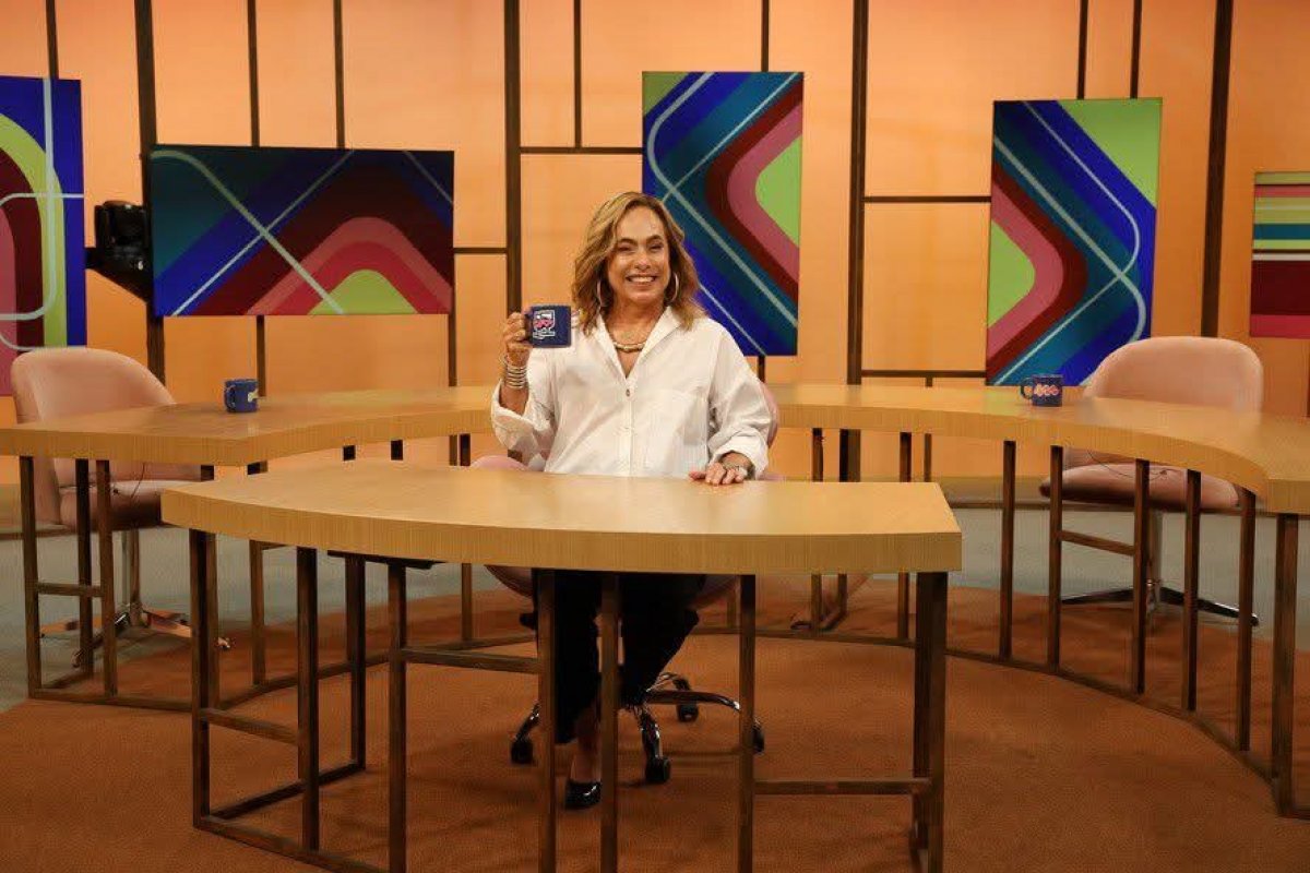Cissa Guimarães está de volta ao comando do Sem Censura!