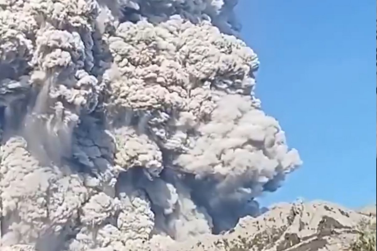 Vídeo: Vulcão na Indonésia entrar em erupção com turistas e alpinistas no cume da montanha