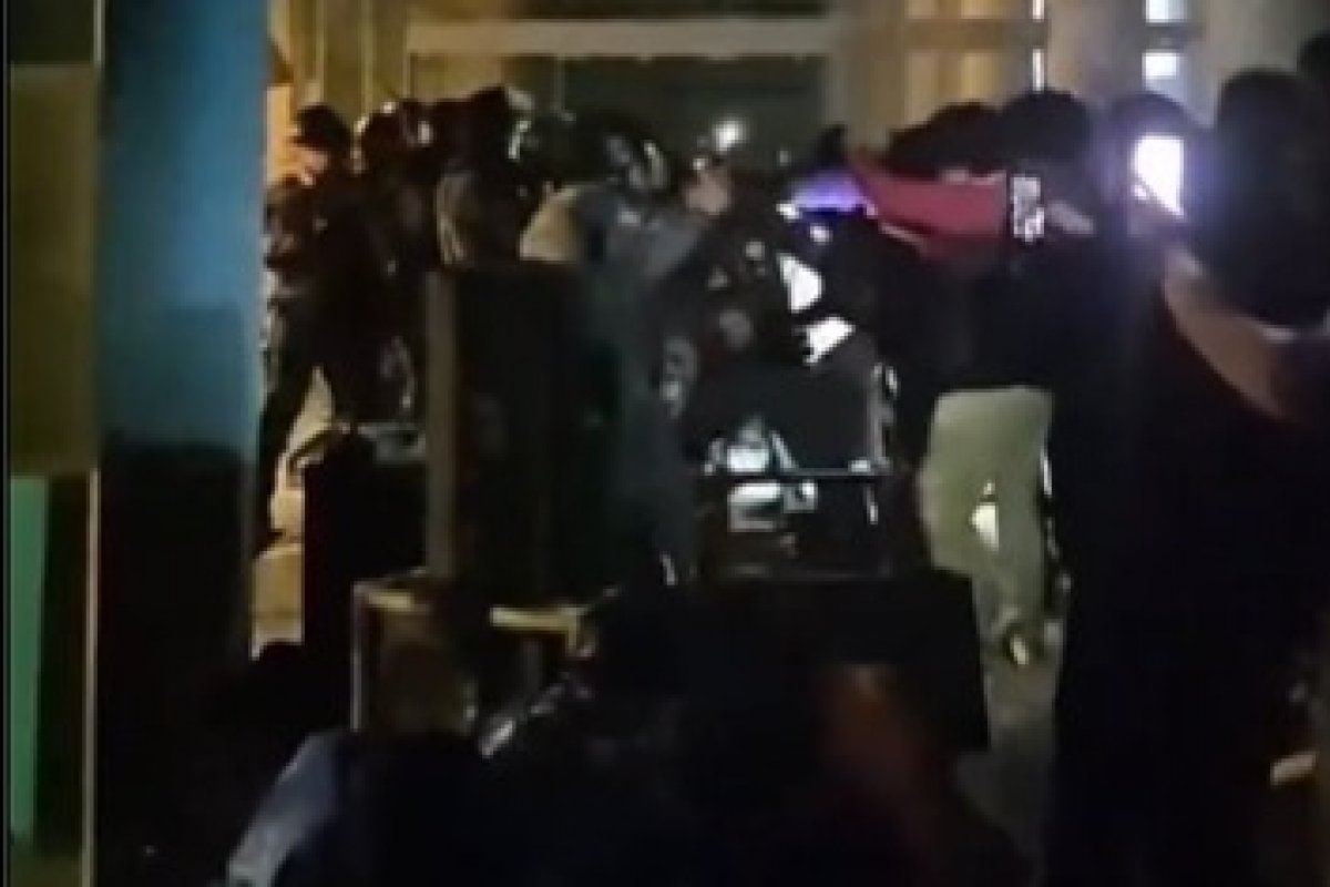 Vídeo: PM retira estudantes de ocupação na reitoria da USP; alunos relatam violência