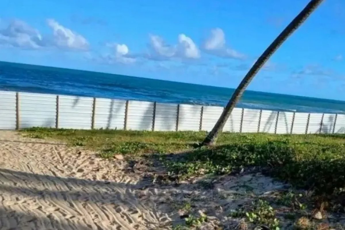 Justiça determina derrubada de muro que bloqueava acesso à praia em Barra do Jacuípe, na RMS