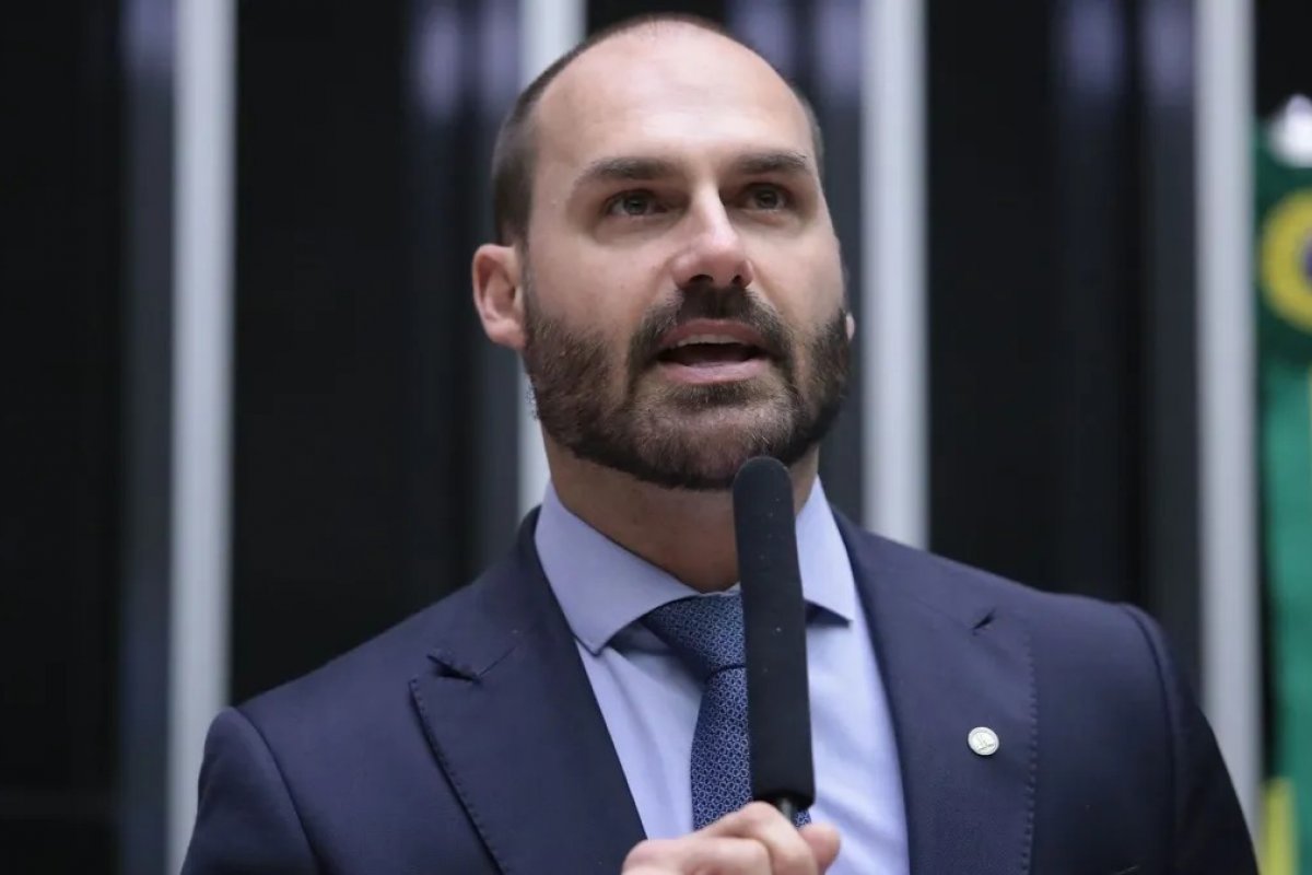 PGR pede condenação de Eduardo Bolsonaro por coação à ministros do STF