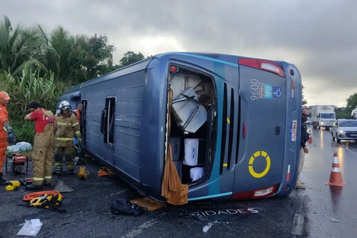 Homem morre após ônibus da Cidade Sol tombar na BR-324; veículo transportava trabalhadores do Polo Petroquímico