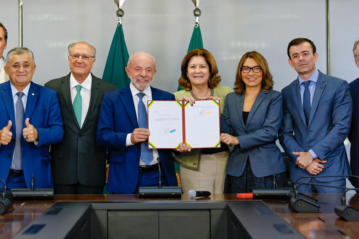 Lula assina medida provisória que zera "taxa das blusinhas" a partir desta quarta (13)
