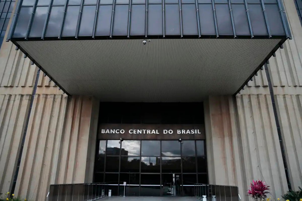  Dívida pública acima de 71,5% do PIB força BC a elevar mais a Selic, diz pesquisa
