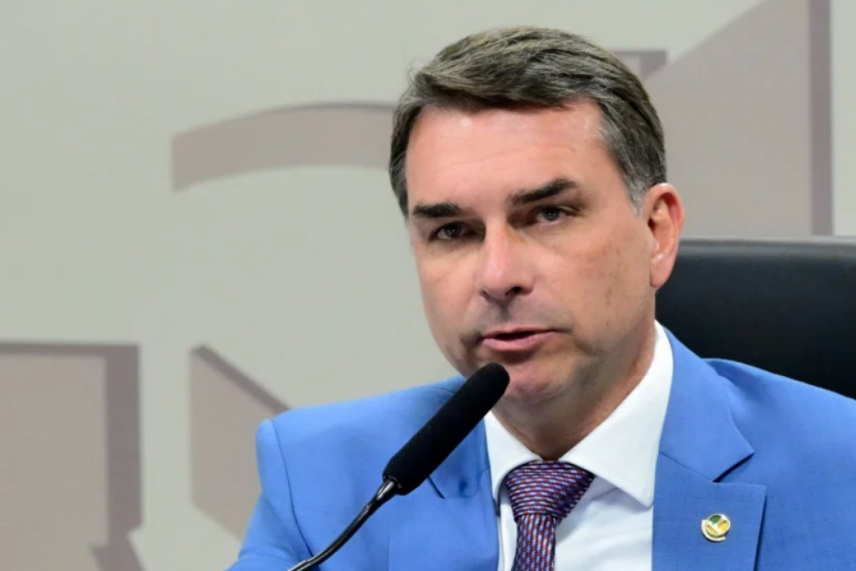 Flávio Bolsonaro nega irregularidades e diz que atuou como filho "procurando patrocínio privado para um filme privado"
