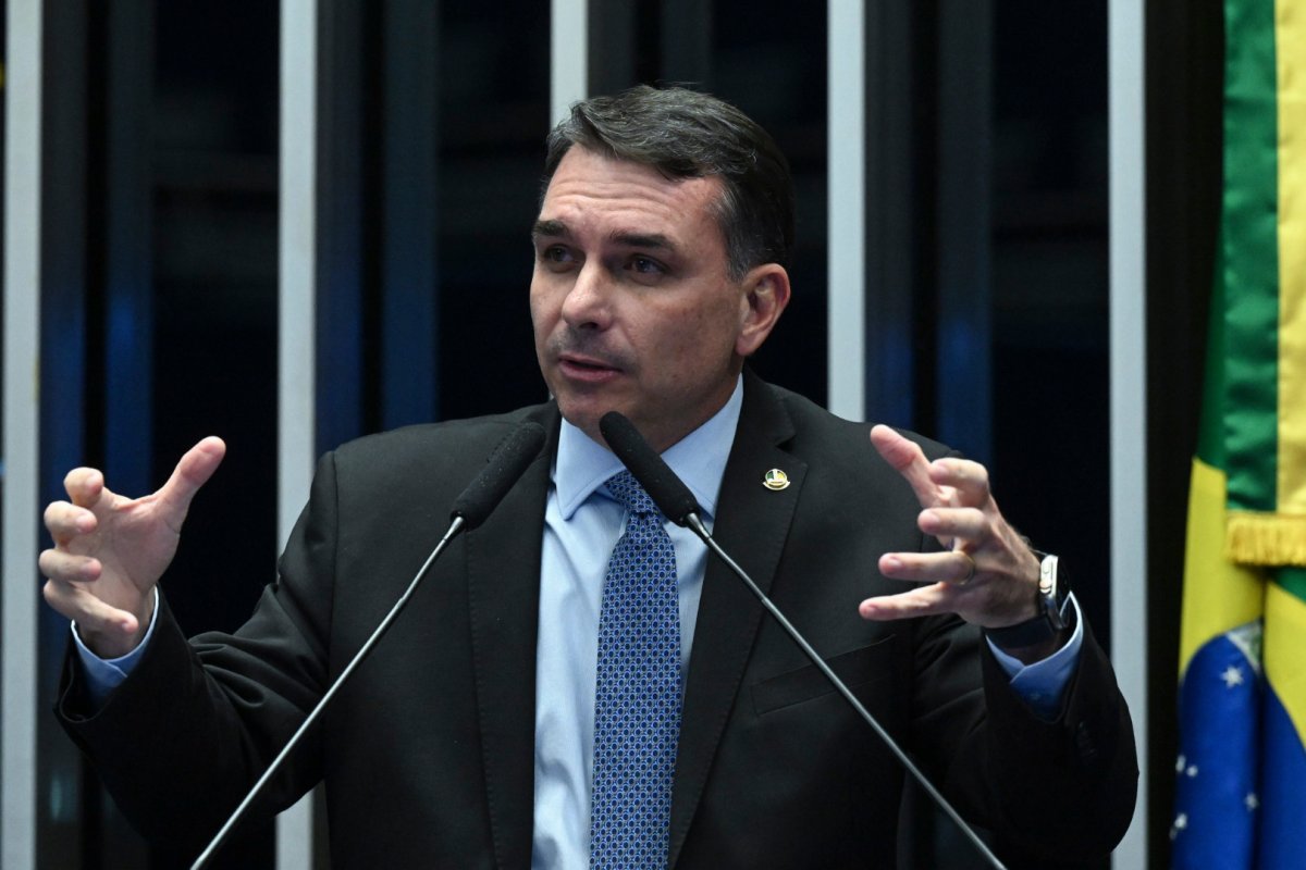 Vídeo: Em coletiva de imprensa, Flávio Bolsonaro foge de perguntas sobre áudio com Vorcaro: "Militante, não dá!"