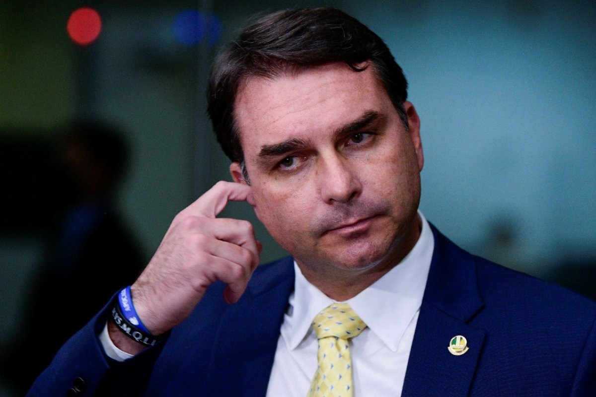 Vídeo: Flávio Bolsonaro diz que tinha contrato com Vorcaro para financiamento de filme 