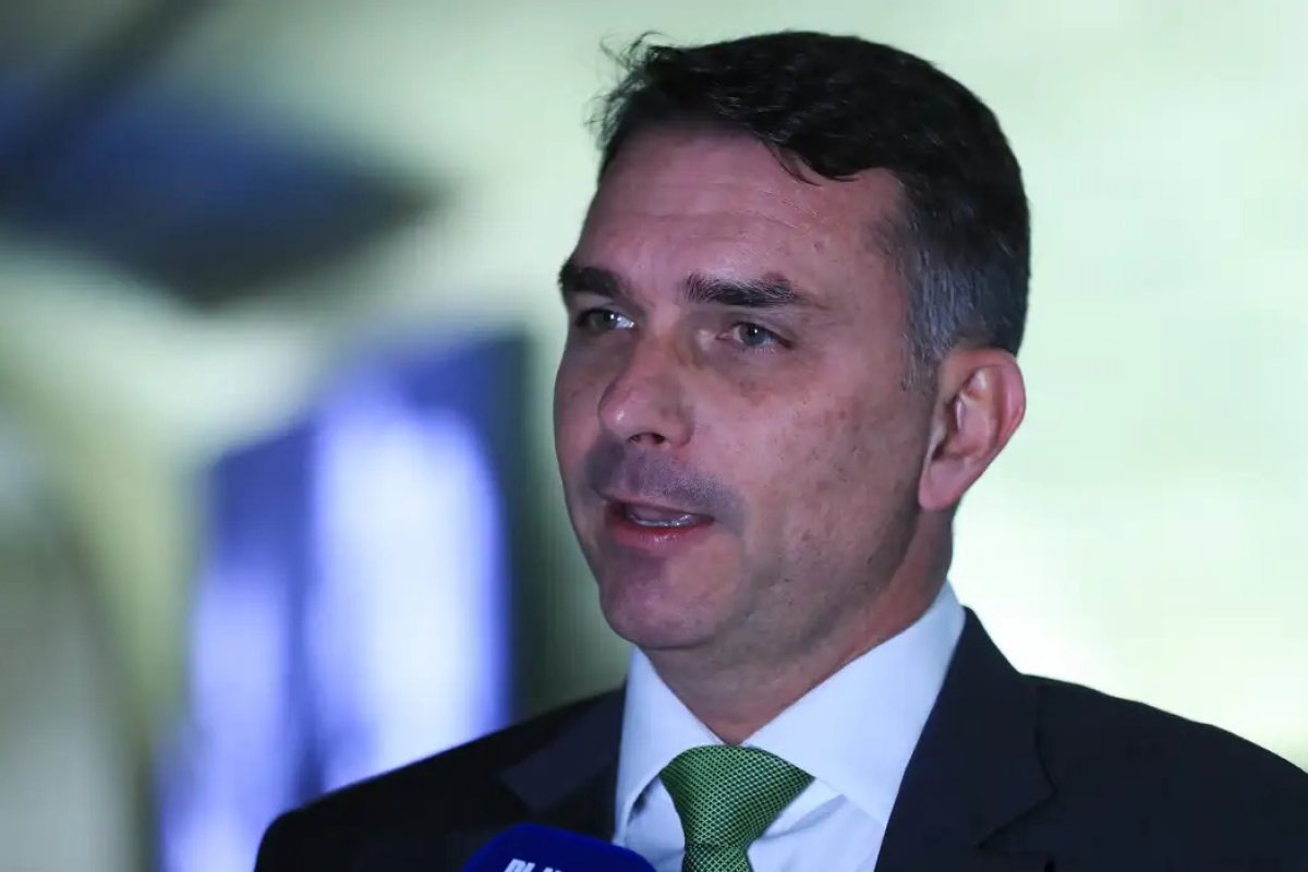 Deputados pedem investigação sobre relação entre Vorcaro e Flávio