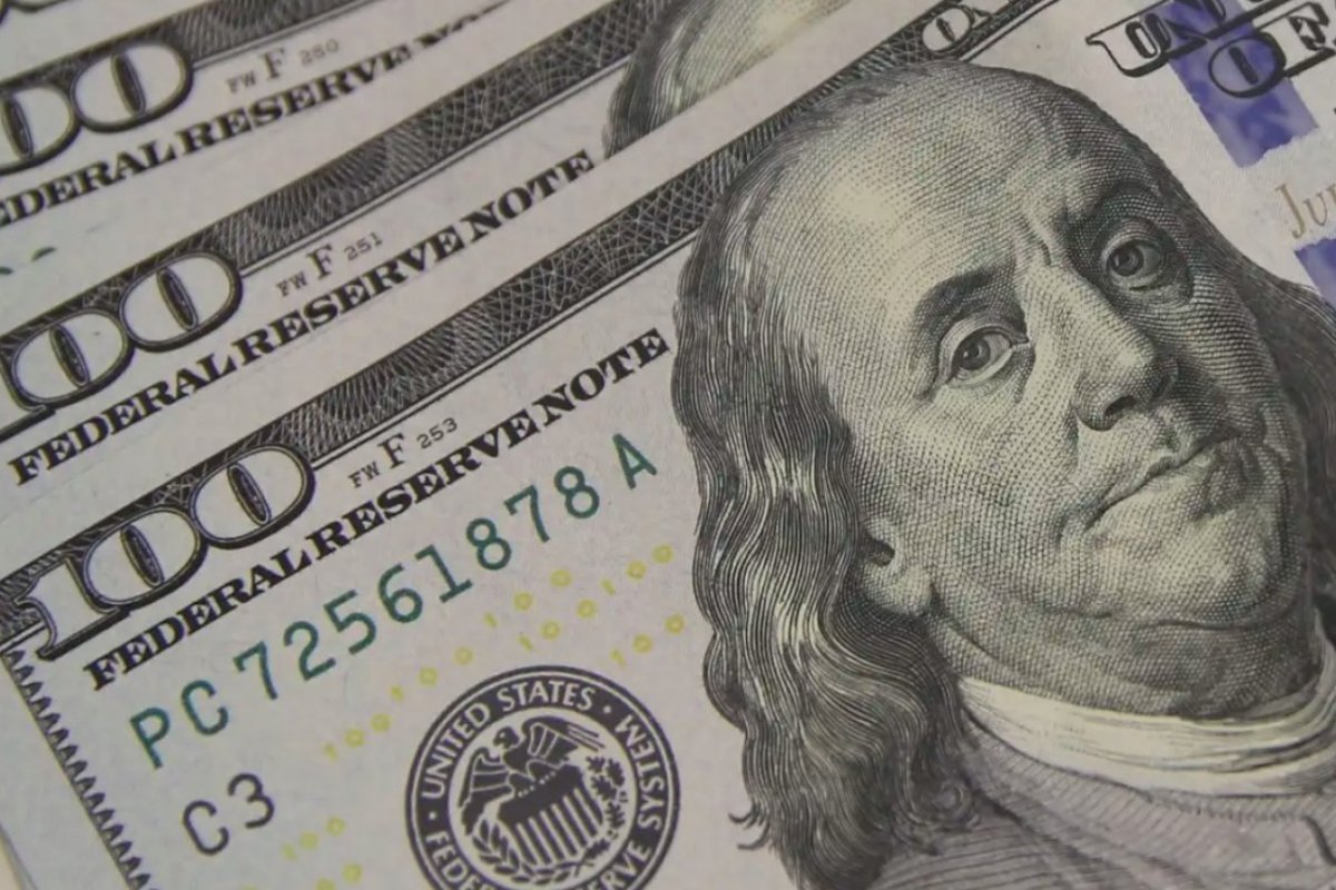 Dólar bate R$ 5 e Bolsa cai após reportagem vincular Daniel Vorcaro a Flávio Bolsonaro