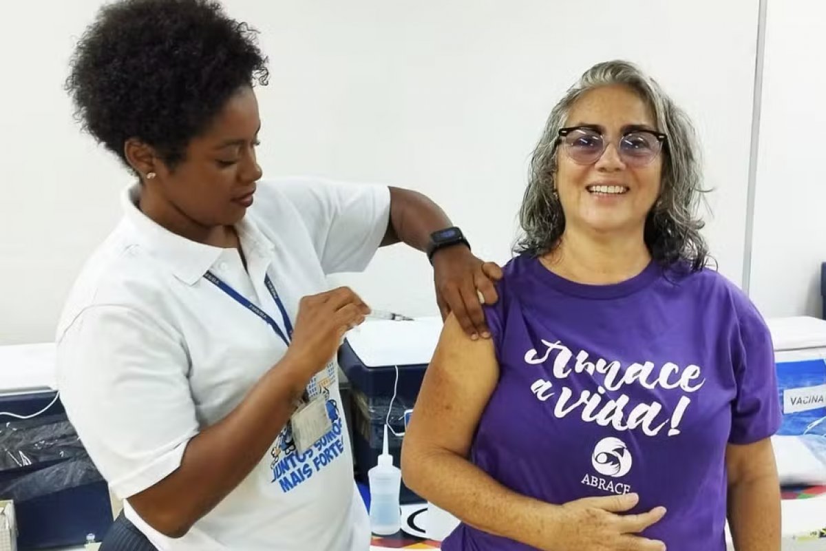 Feira de Saúde leva serviços gratuitos para pessoas com lúpus e doenças reumáticas em Salvador