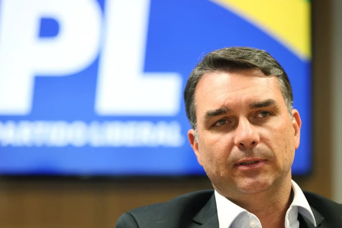 Oposição tenta barrar Título de Cidadão Soteropolitano a Flávio Bolsonaro após escândalo do Master
