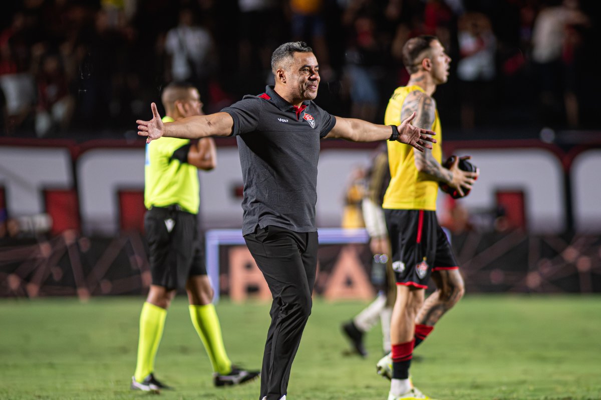 Jair Ventura enaltece ambiente do Barradão após classificação do Vitória na Copa do Brasil 
