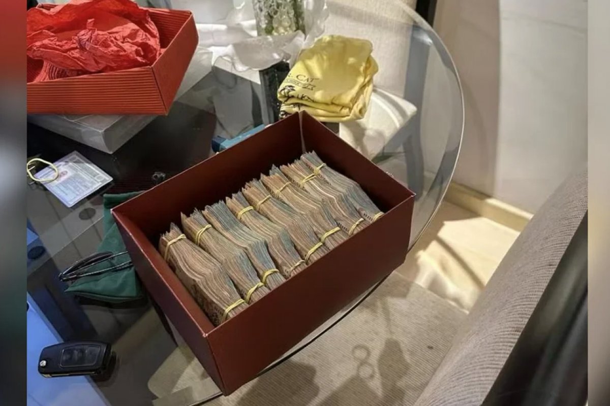 PF encontra meio milhão de reais na casa de policial civil alvo da 'Operação Sem Refino'