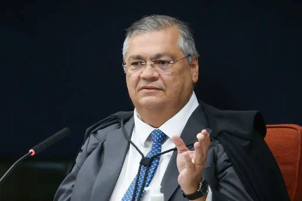 Flávio Dino determina apuração do suposto envio de emendas parlamentares para o filme sobre Bolsonaro