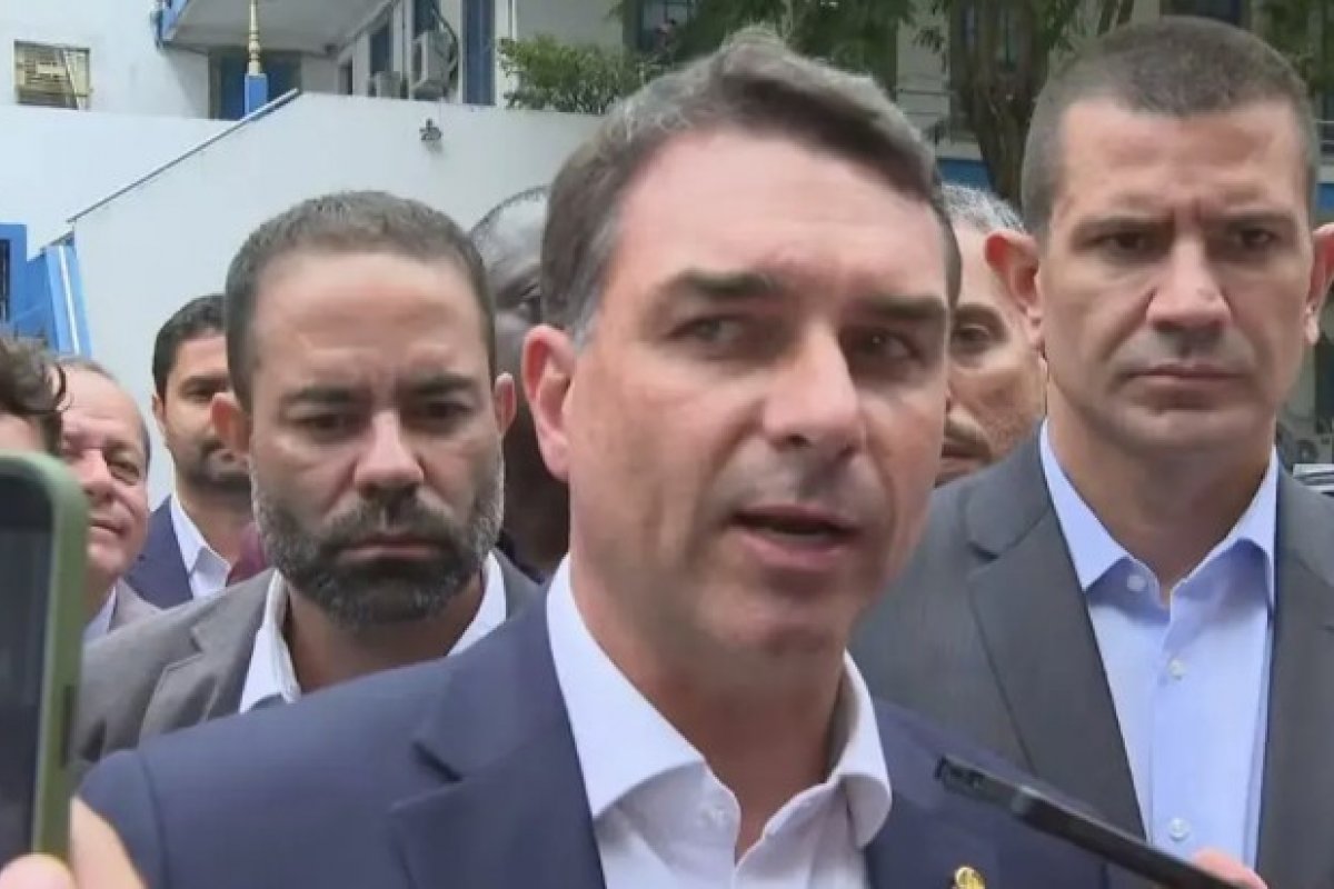 "Não tenho que justificar nada"; dispara Flávio Bolsonaro sobre relação com Daniel Vorcaro 