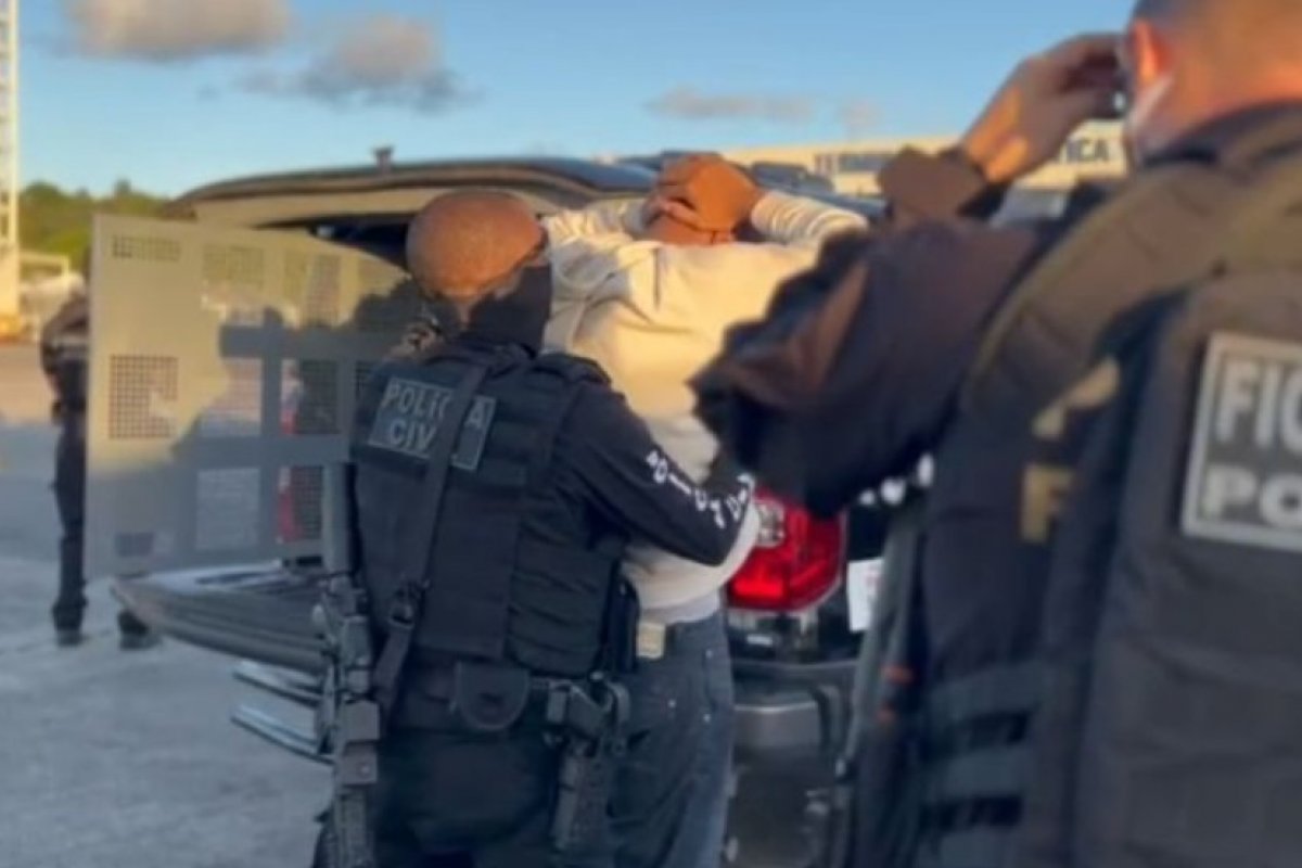 VÍDEO: Casal apontado como líder do Comando Vermelho é capturado pela Polícia Civil na Bolívia e chega a Salvador