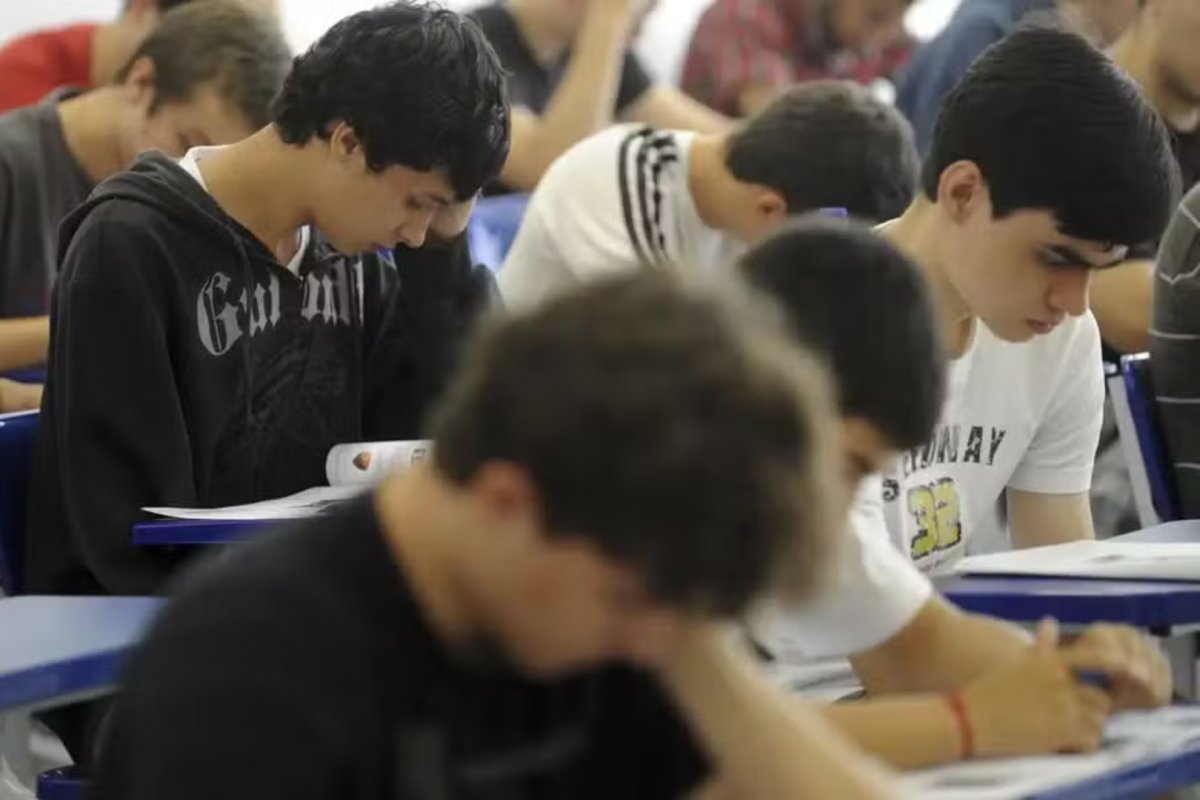 Endividamento compromete estudo e saúde mental de universitários, aponta pesquisa inédita