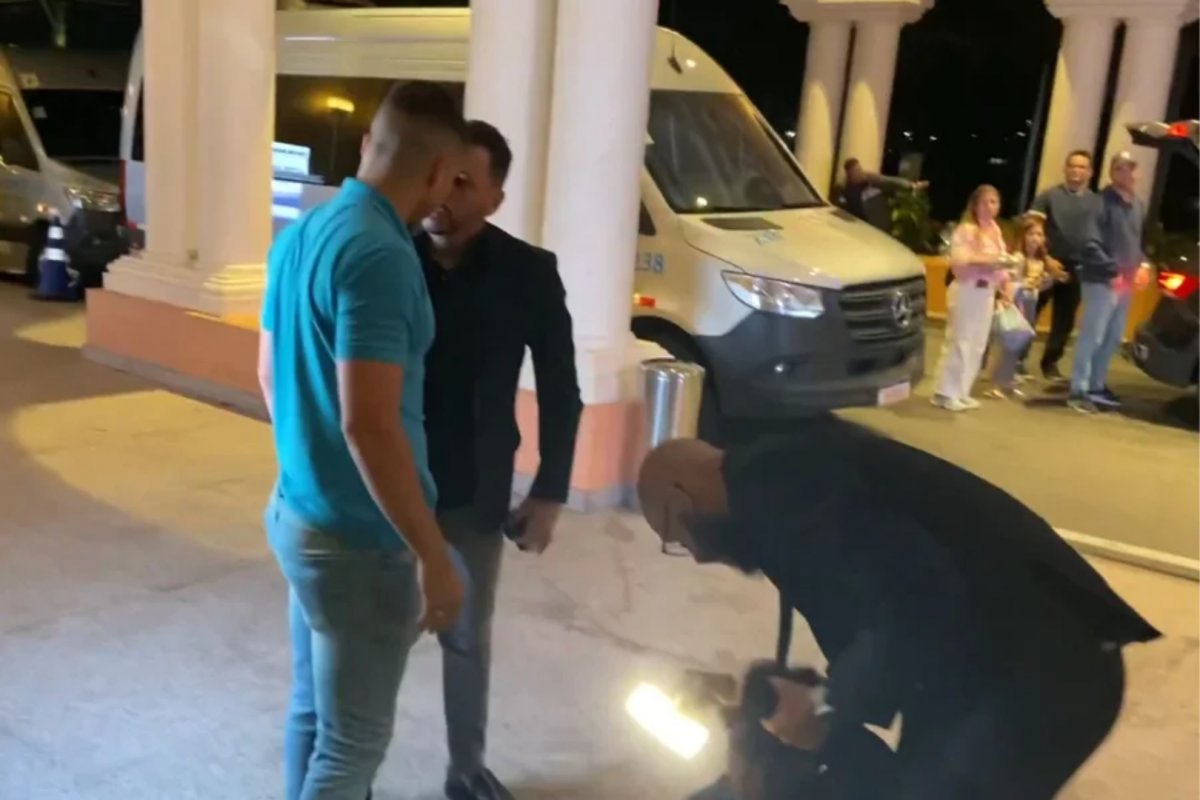 VÍDEO: Homens são retirados de evento com Tarcísio, Flávio Bolsonaro e Guilherme Derrite: "Eles nos acusaram de ser de esquerda"