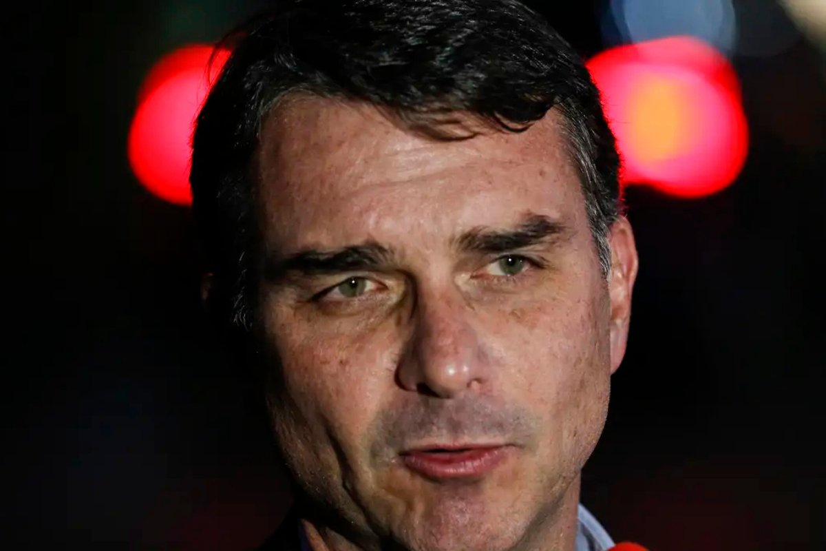Vídeo: Flávio Bolsonaro diz que tentaram enterrá-lo vivo e compara Lula ao diabo