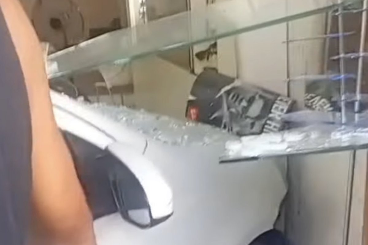 Carro desgovernado destrói loja na Bahia e deixa uma pessoa ferida