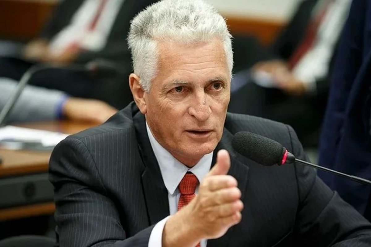 Deputado colhe assinaturas para CPMI sobre recursos de filme ligado a Bolsonaro