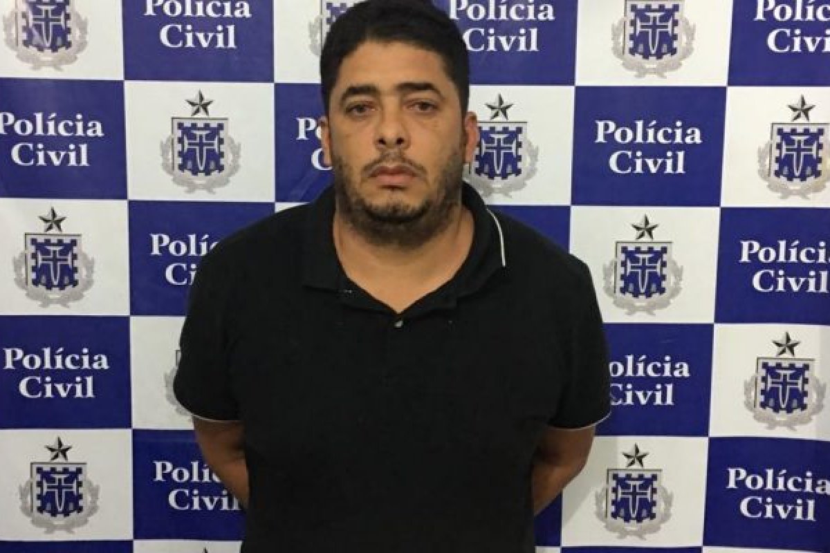 Homem é detido após ser flagrado filmando mulheres em banheiro de festa