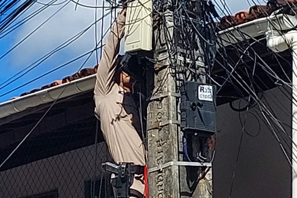 PM remove câmeras clandestinas instaladas em postes na Boca do Rio