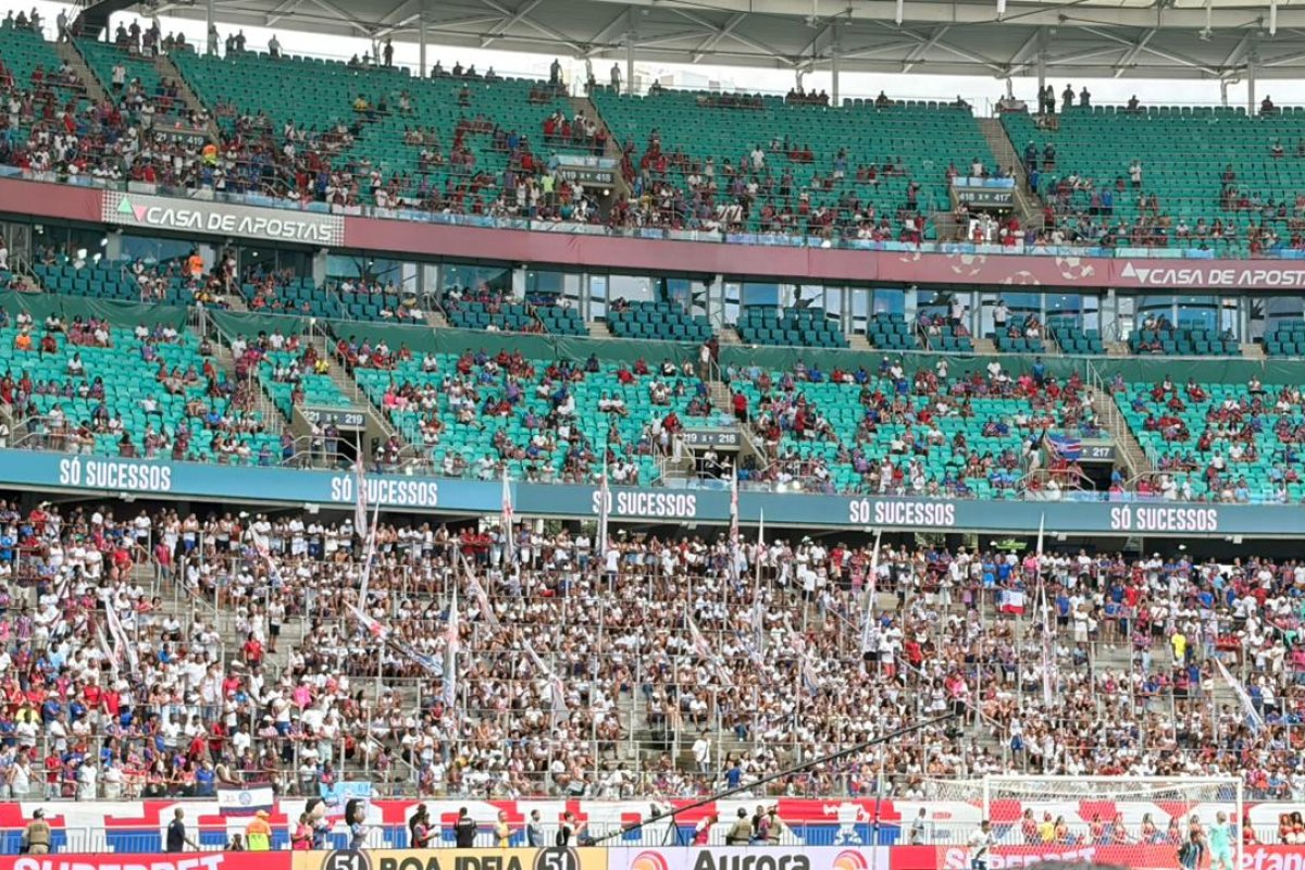 VÍDEO: Durante partida contra o Grêmio, torcida do Bahia fica sentada e sem cantar em forma de protesto