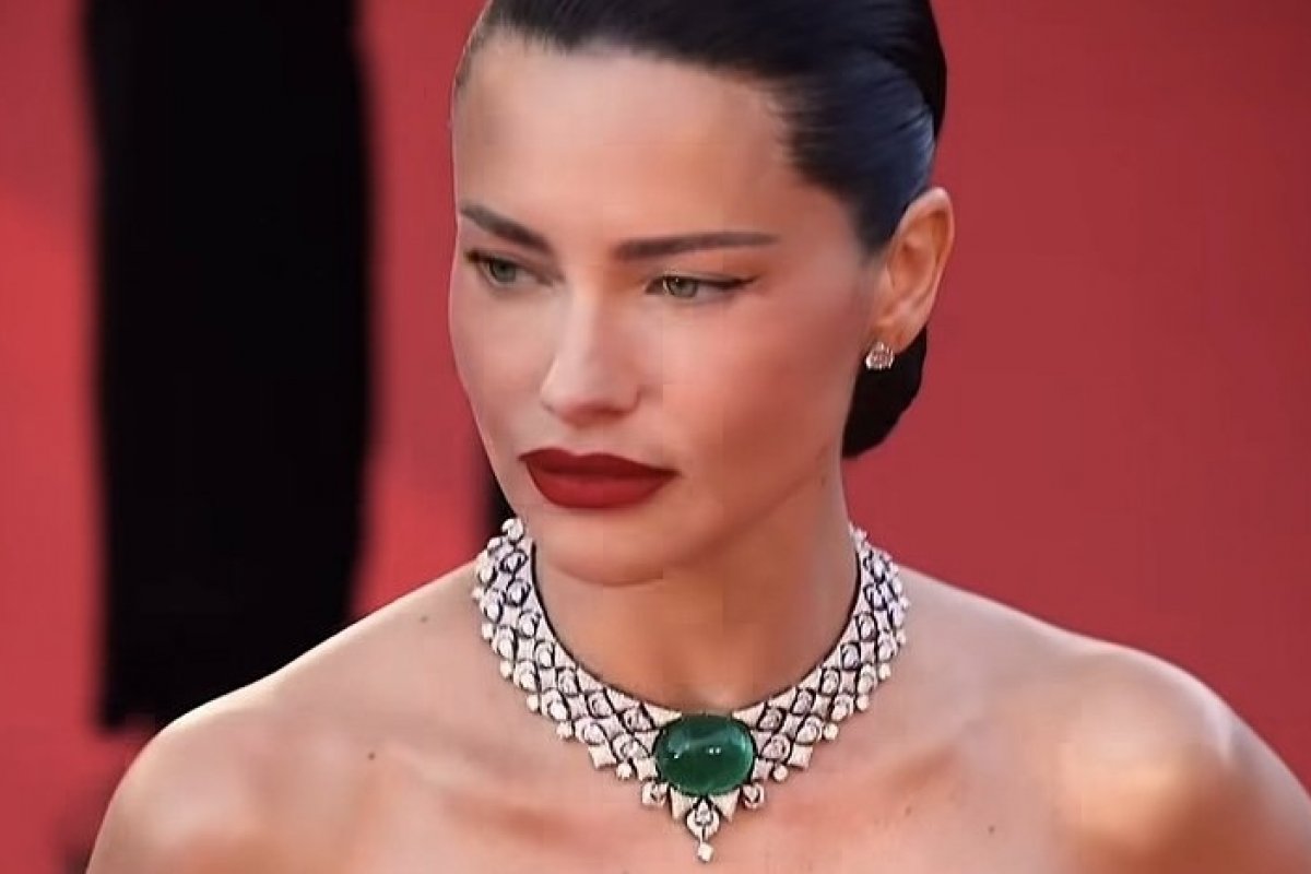Modelo baiana usa colar com esmeralda de 129 quilates em Cannes!  