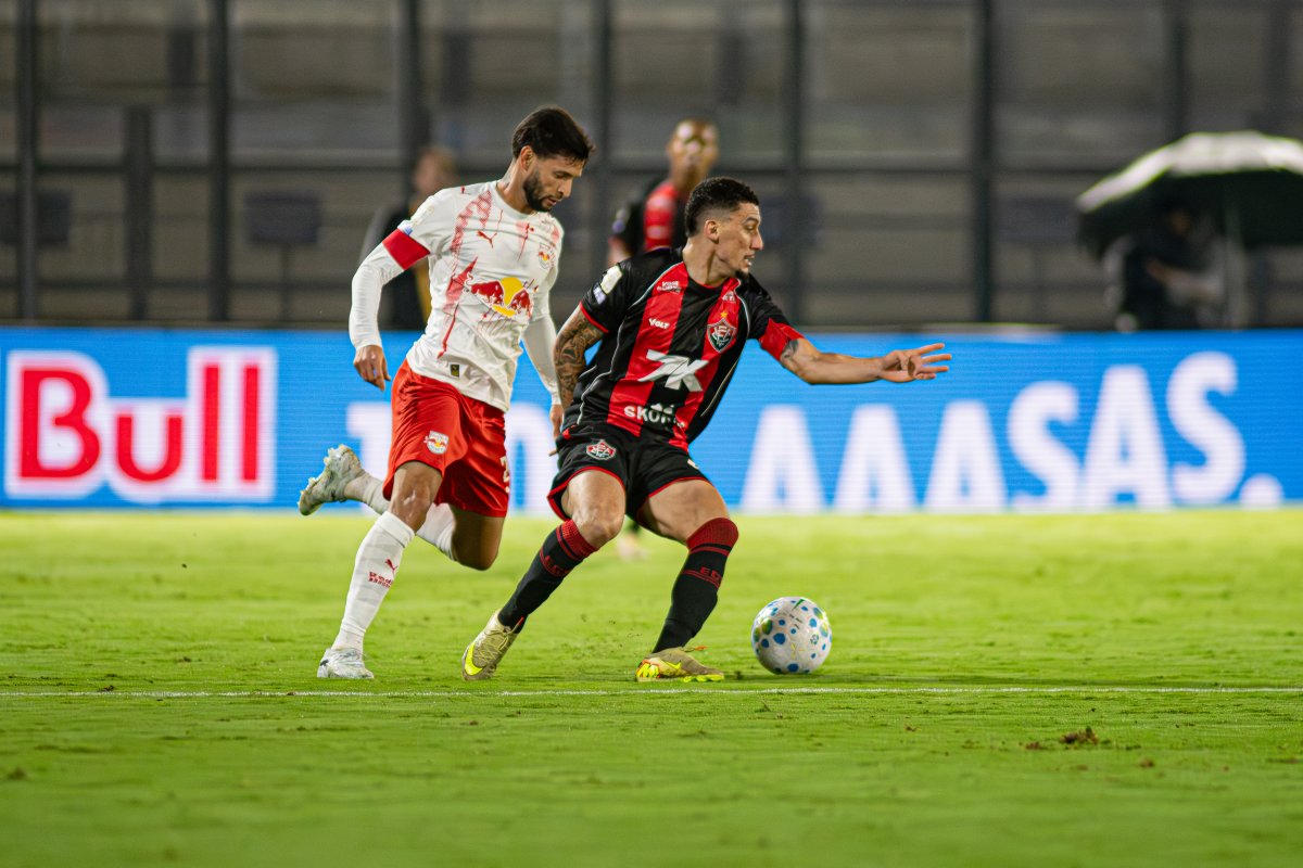 Arcanjo pega pênalti, mas Vitória perde para Bragantino e segue sem vencer fora de casa no Brasileirão