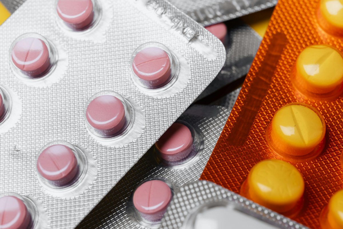 Empresas iniciam recolhimento voluntário de lotes de remédios para colesterol e de corticoide; confira os detalhes  