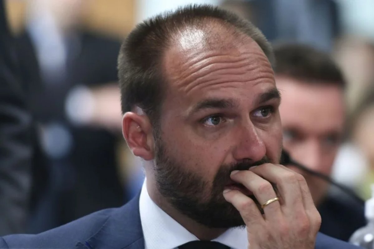 Vídeo: Eduardo Bolsonaro volta atrás, admite ser produtor-executivo do 'Dark Horse' e investimento de R$ 350 mil no filme