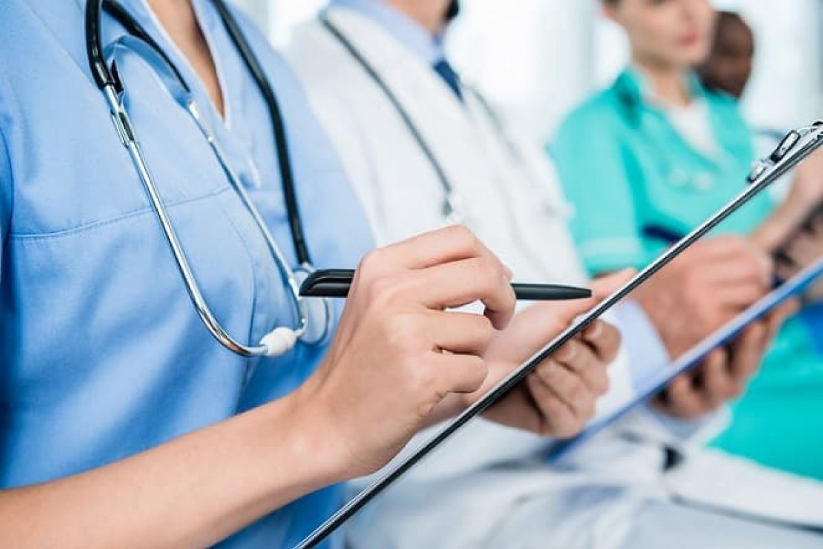 Ministério convoca cinco mil médicos contra coronavírus