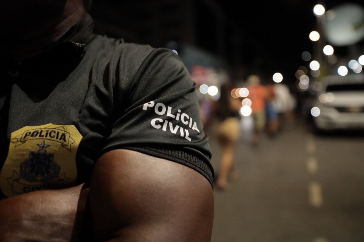 Polícia Civil prende homem com mandado de prisão preventiva durante festejos em Teixeira de Freitas