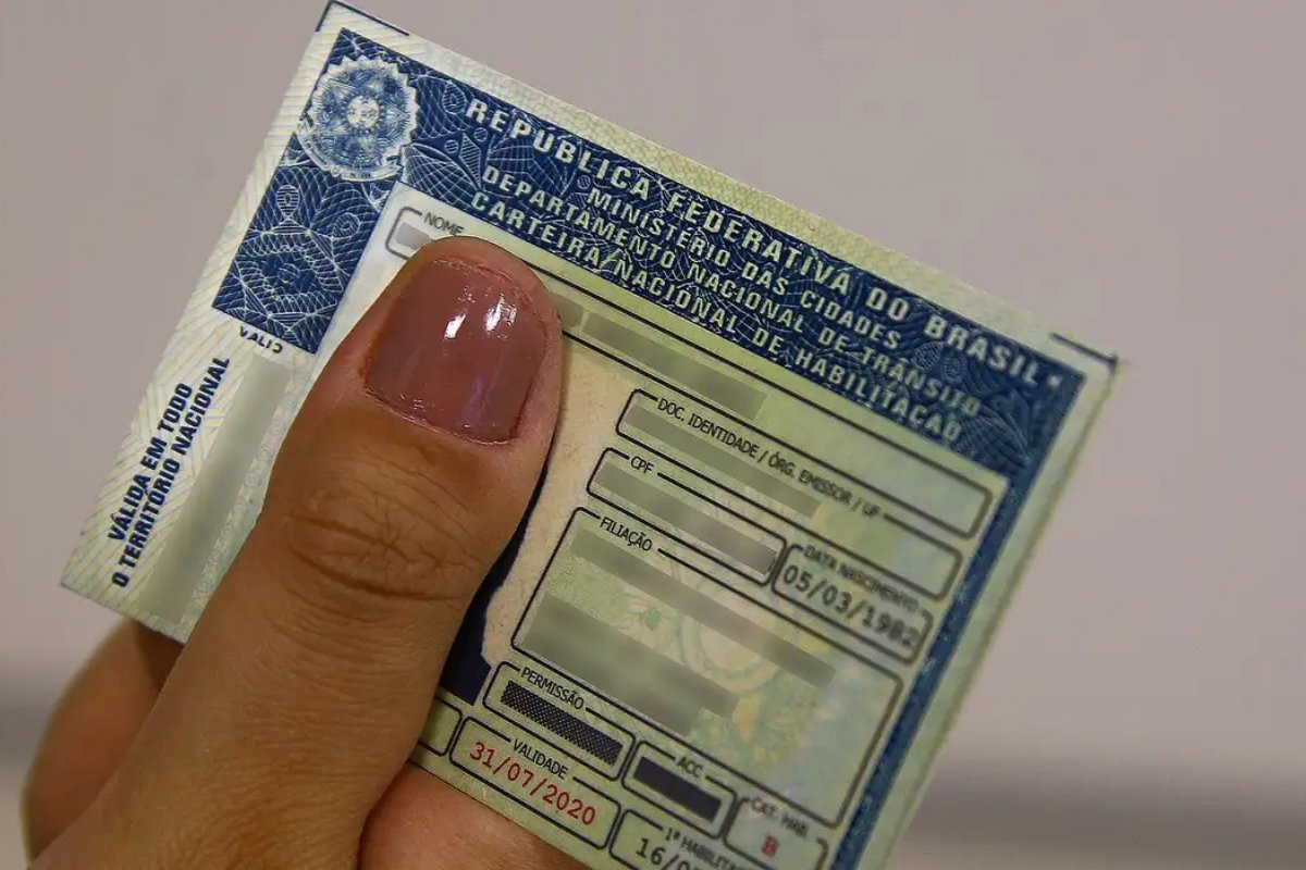 Governo Lula determina que Detrans cobrem exame toxicológico para 1ª CNH para carro e moto