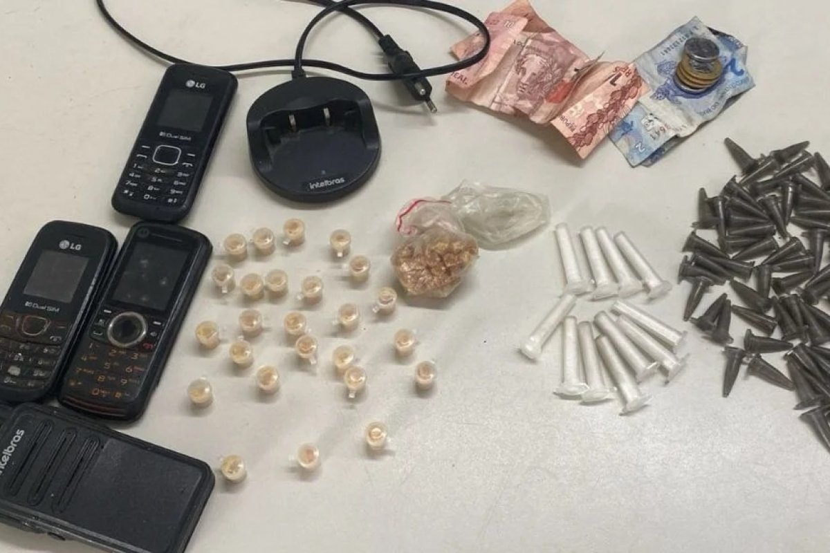 Homem é preso com drogas escondidas em mochila escolar