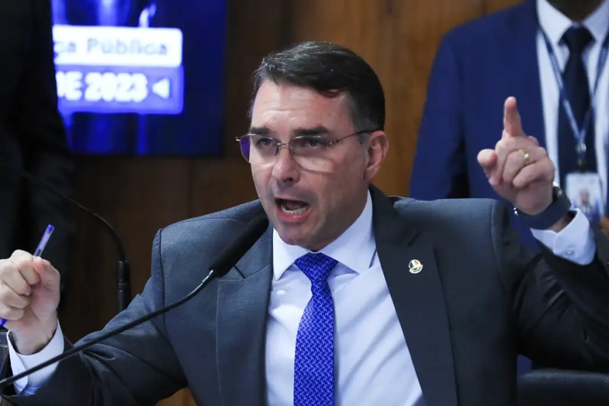Flávio Bolsonaro aciona TSE contra Atlas após pesquisa apontar queda em cenários de 1º e 2º turno