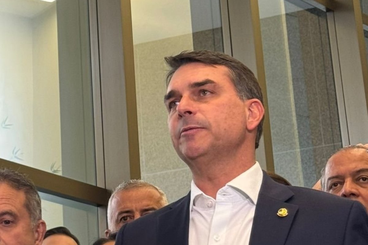 Vídeo: Flávio Bolsonaro diz que valor dado por Daniel Vorcaro ficará “à disposição das autoridades brasileiras”