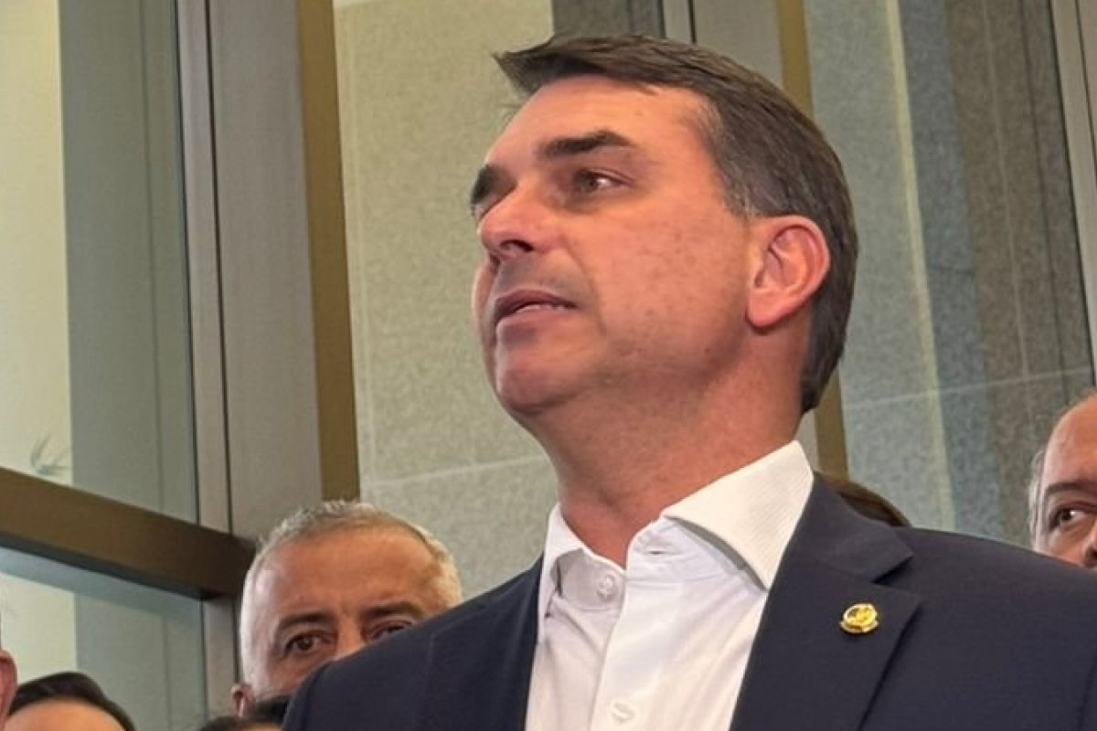 Vídeo: Flávio Bolsonaro propõe jornada por hora trabalhada como alternativa ao fim da escala 6x1