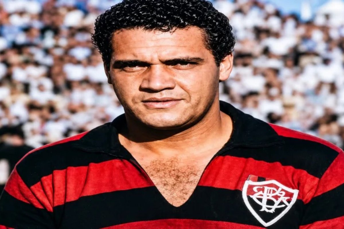 Ídolo do Vitória e bicampeão baiano, Romenil morre aos 82 anos
