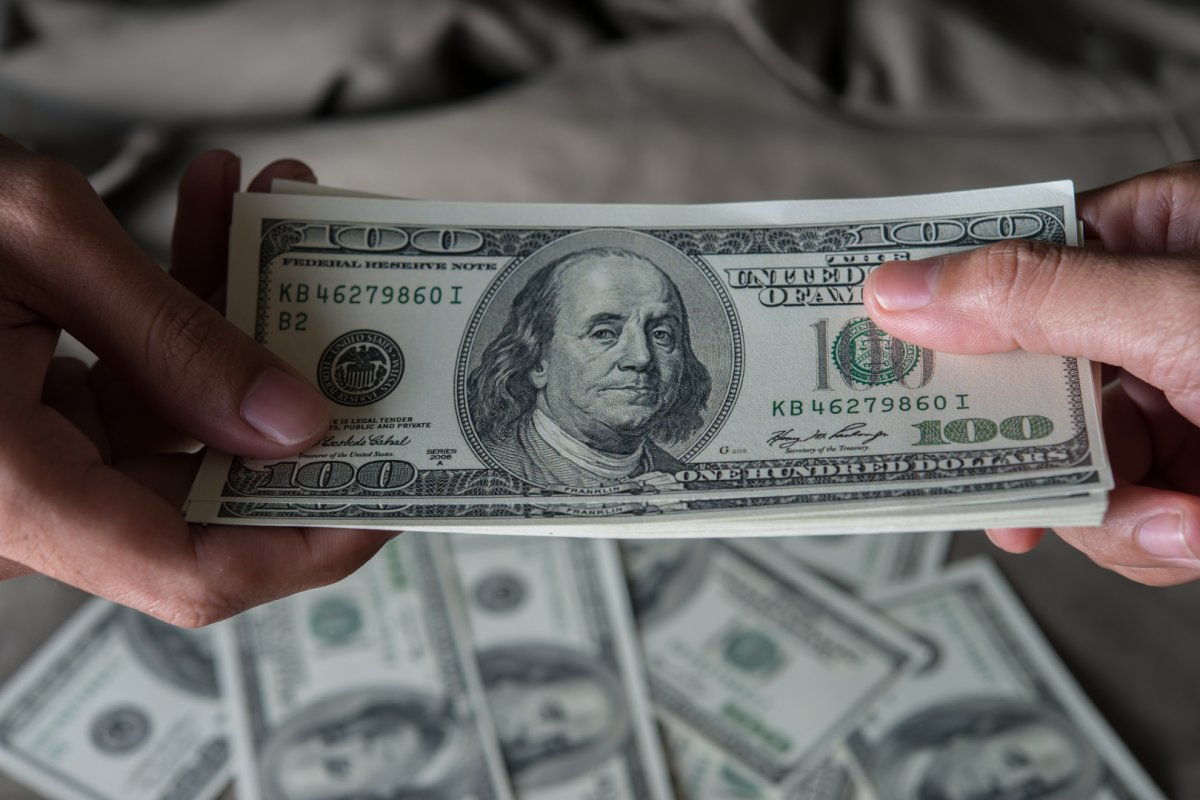 Dólar tem alta e fecha em R$ 5,04; Bolsa atinge menor nível desde janeiro