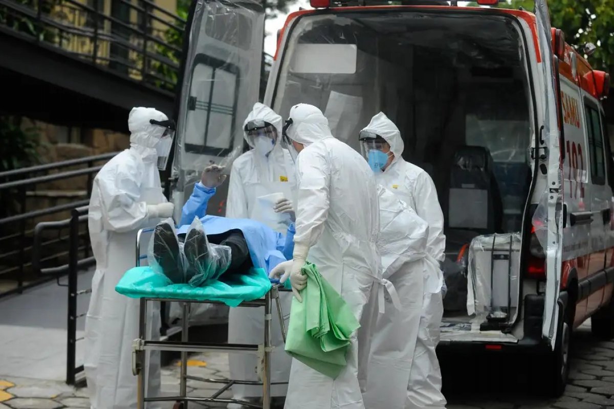 Risco de ebola chegar ao Brasil é baixo, mas vigilância deve permanecer ativa, dizem especialistas