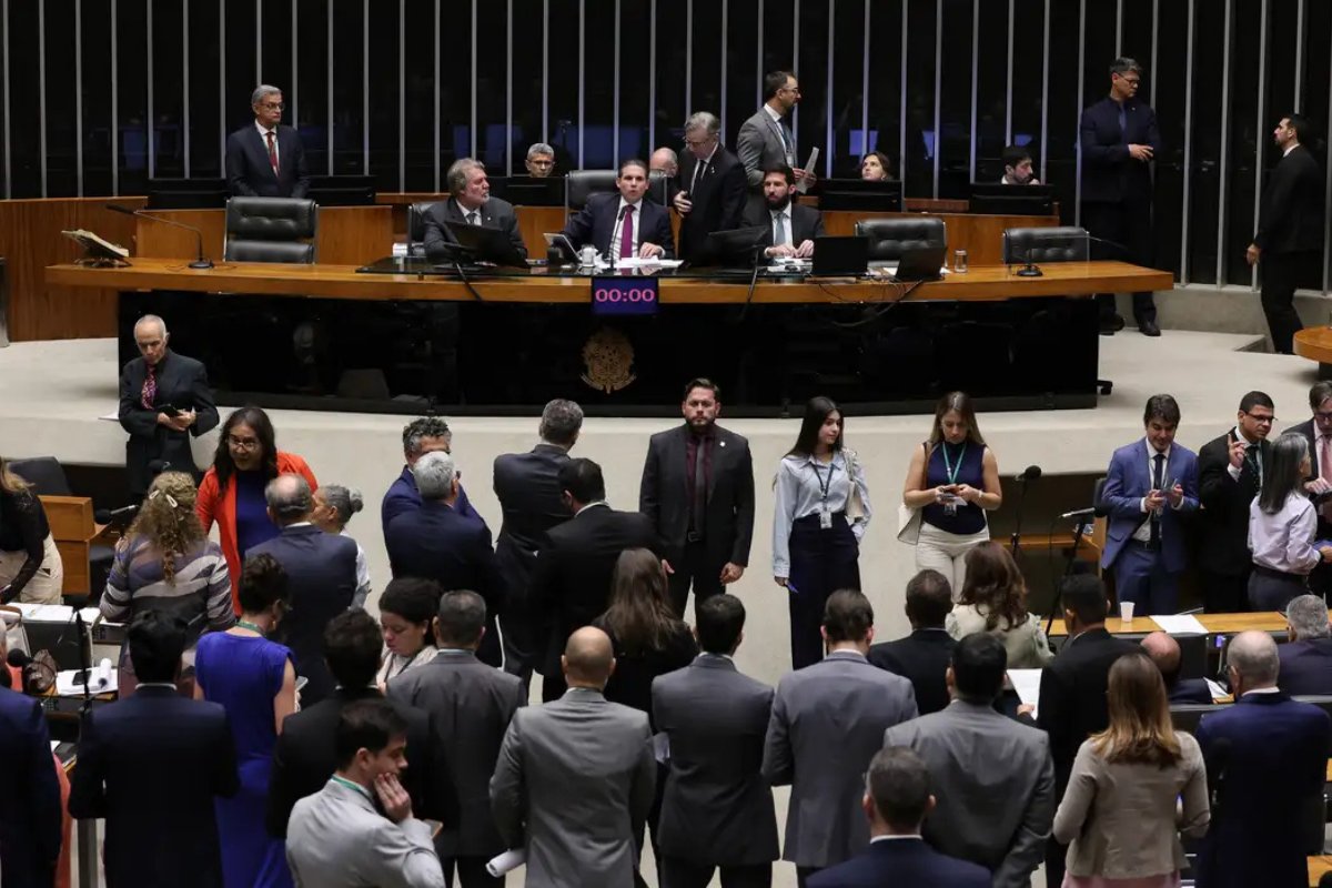 Câmara adia relatório da PEC 6x1 por divergência sobre período de transição