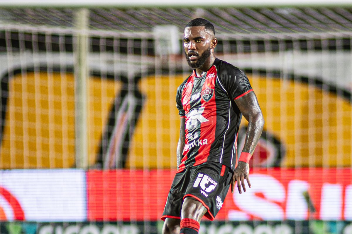 Vitória pagará multa para escalar Ramon contra o Internacional
